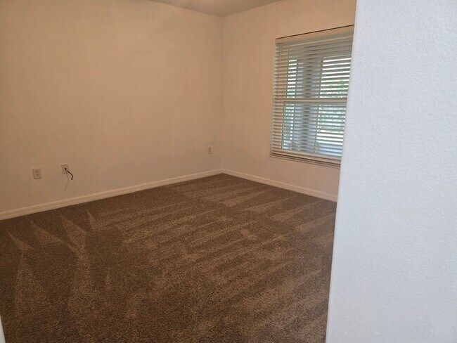 Building Photo - 3/2/2 Spring Hill Home