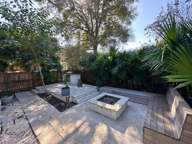 Building Photo - Charming Private Carriage Home in Downtown...