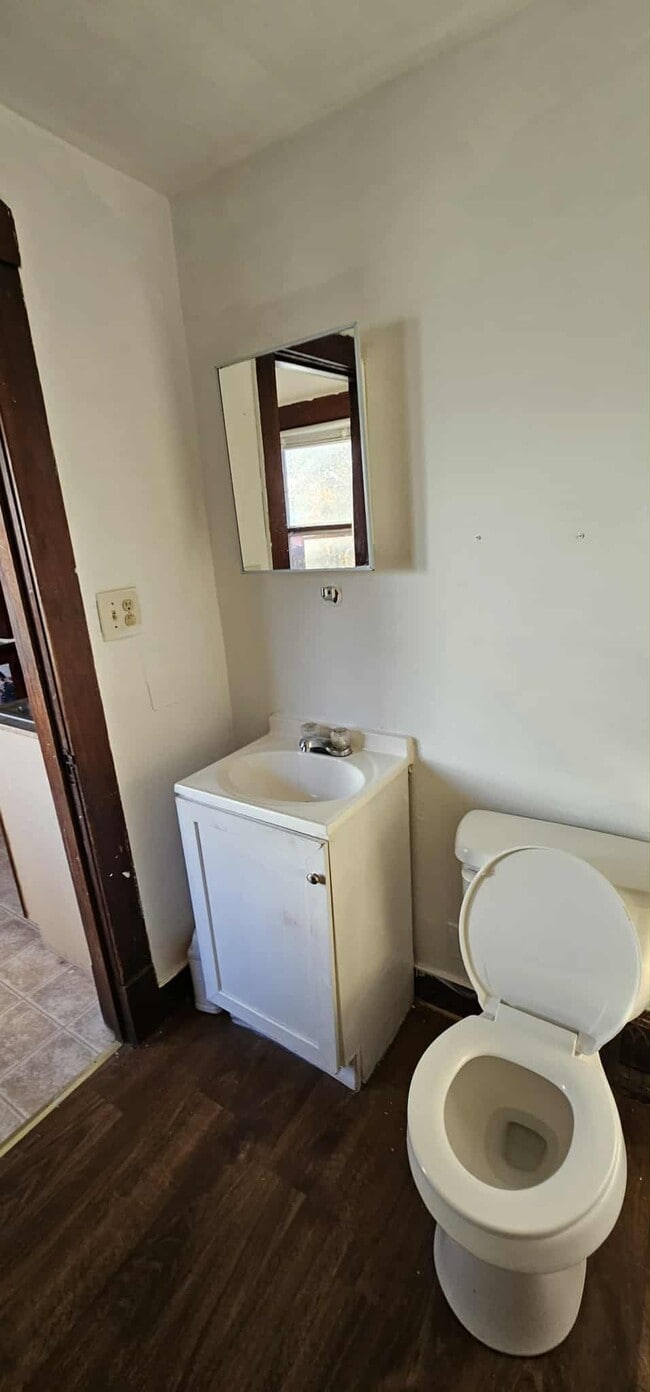 Building Photo - 2011 Monroe St