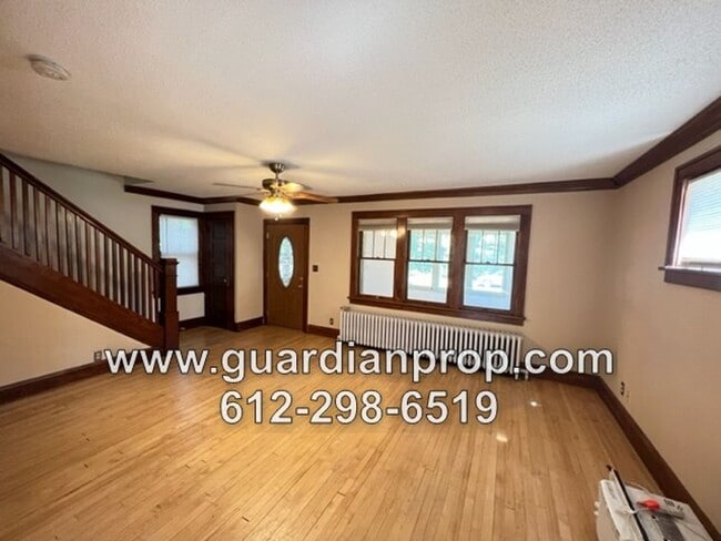 Building Photo - Merriam Park House Available Now, HW Floor...