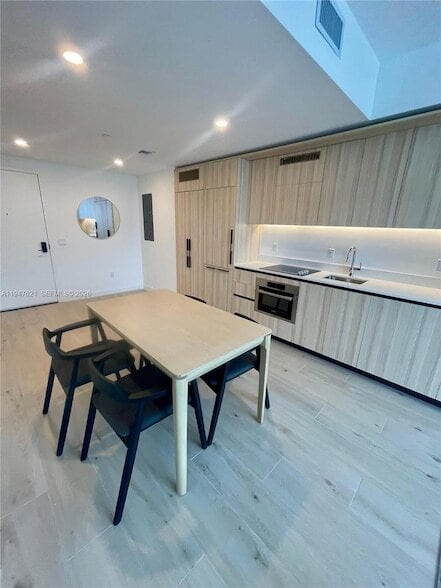 Building Photo - 225 N Miami Ave