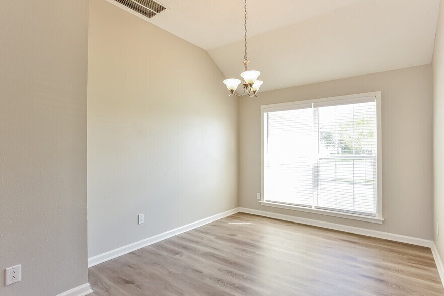 Building Photo - 416 Lake Forest Dr