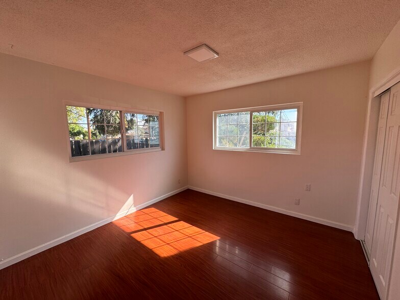 Building Photo - 831 W Walnut Ave