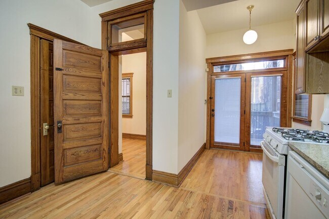 Building Photo - 638 W Drummond Pl