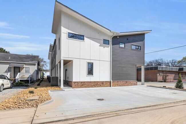 Building Photo - Modern + Classic Feel in the Heart of Downtown Chattanooga | 4 beds, 2.5 baths!