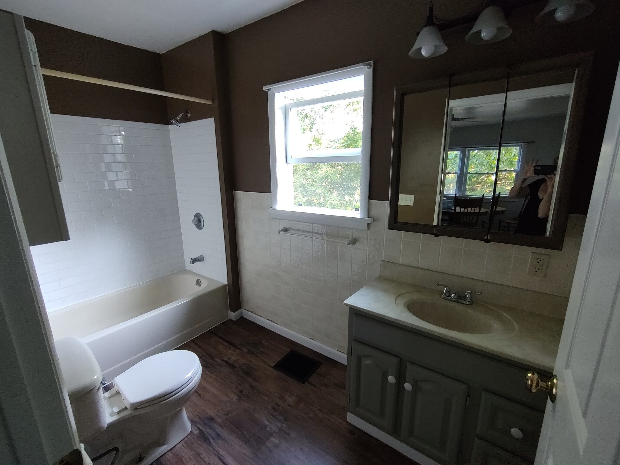 Full bath. - 1314 Blakeley Rd