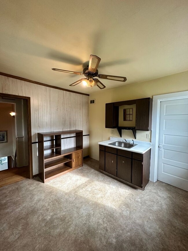 Building Photo - 4 Bed Room 2 Bath Big Yard
