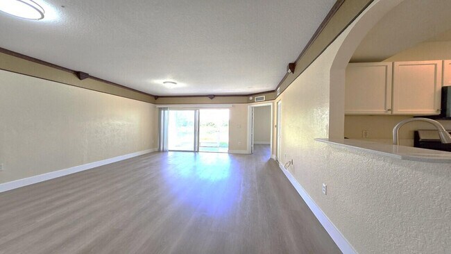 Building Photo - 1157 Golden Lakes Blvd