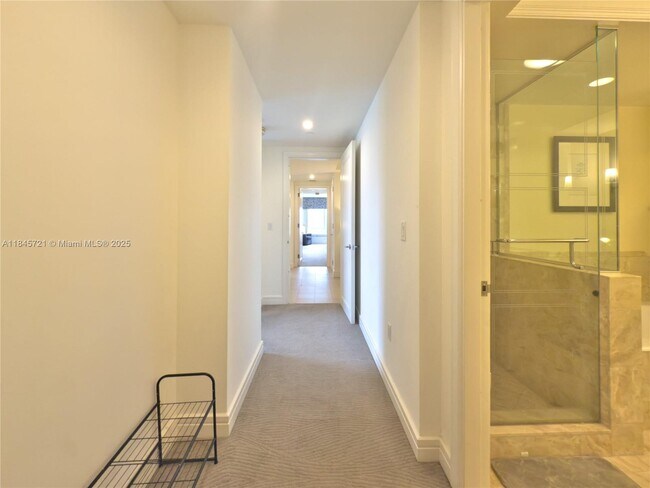 Building Photo - 1435 Brickell Ave