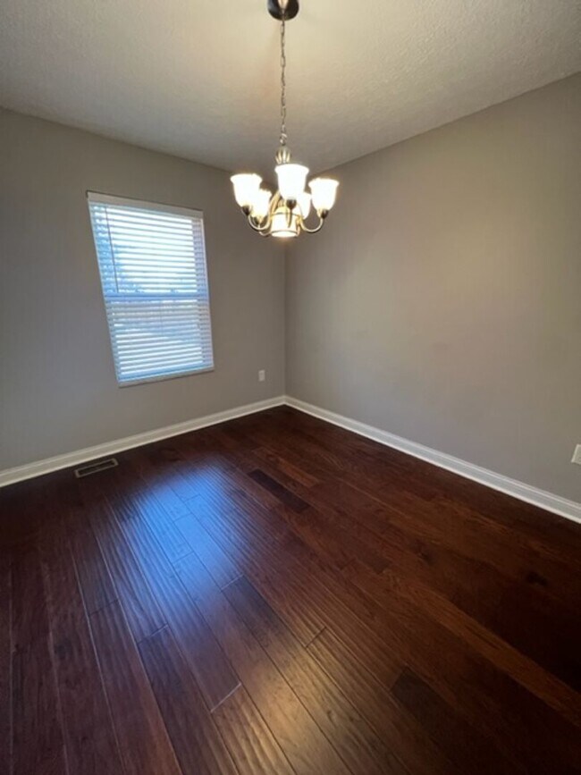 Building Photo - Charming 4 Bedroom 2.5 Bathroom Home in Hi...