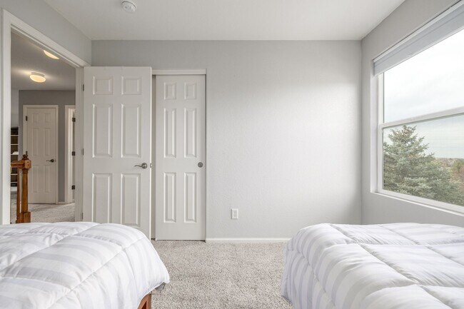 Building Photo - $0 DEPOSIT OPTION. BEAUTIFULLY MAINTAINED ...