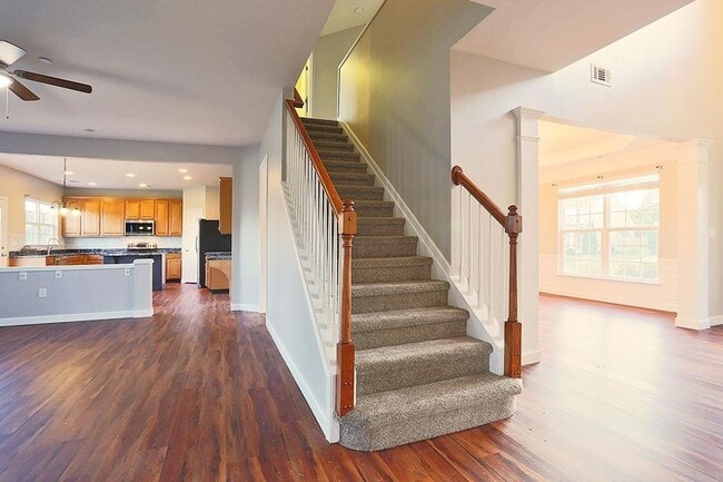 Building Photo - Family friendly home in highly sought afte...