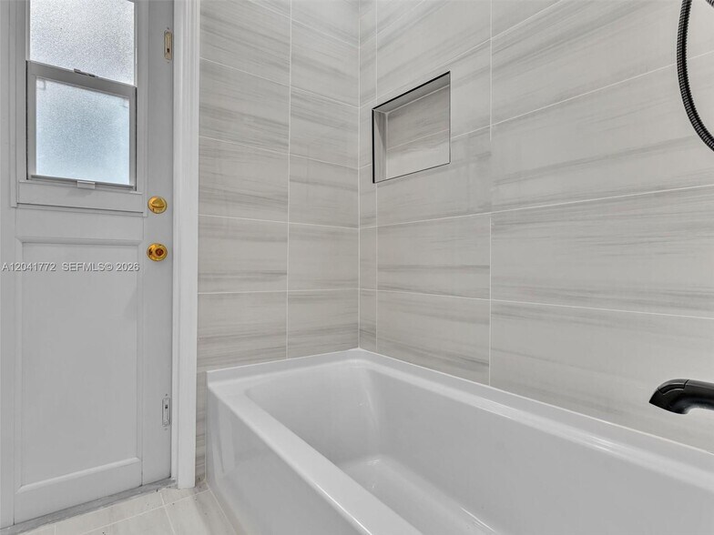 Building Photo - 8813 Paradise Ct