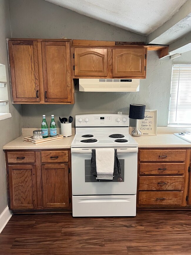 Building Photo - Charming 4 bed two story close to Plaza district!