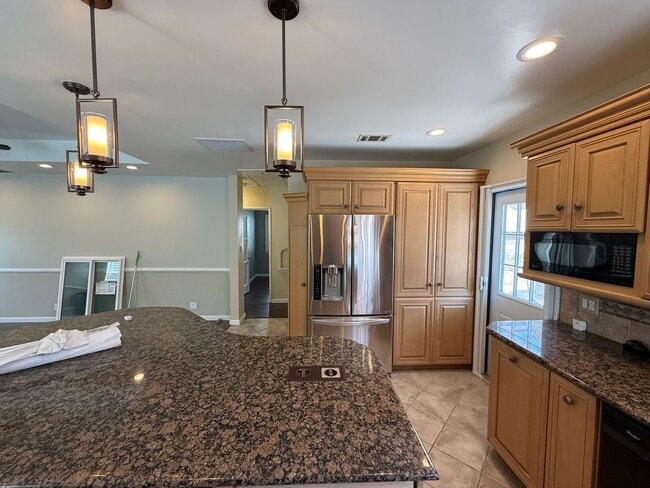 Building Photo - Charming 2-Bedroom Front House in Prime Lakewood Location