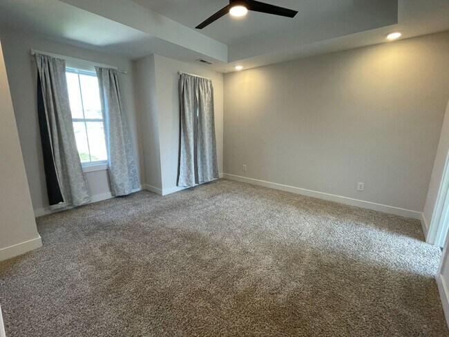 Building Photo - 3 Bed 2.5 Bath Dog Friendly Home For Rent Near Post!