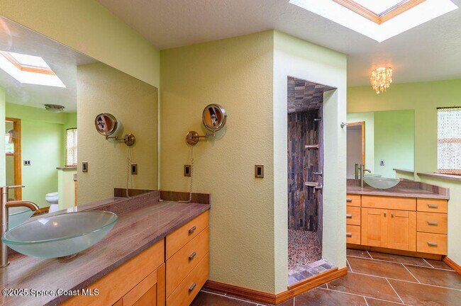 Building Photo - 320 Pine Tree Dr
