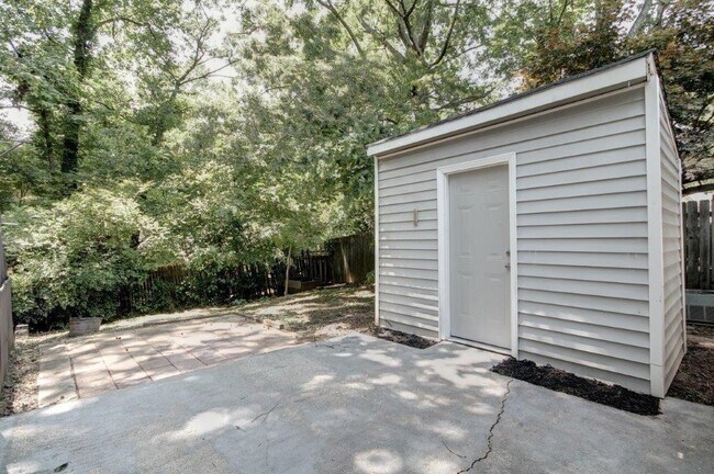 Building Photo - 925 Westland Dr SW