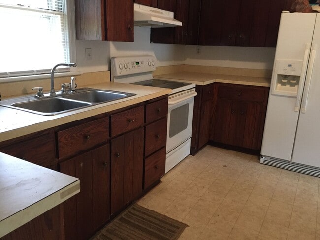 Building Photo - One Level House off Old Forest Road