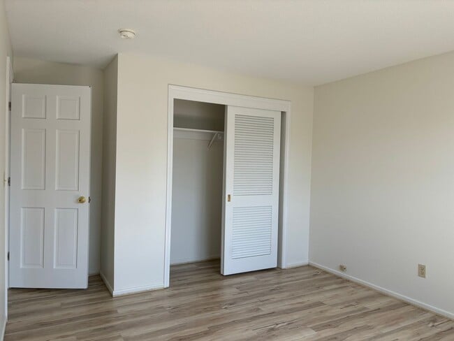 Building Photo - Three Bedroom House on a Cul-de-sac, Close...