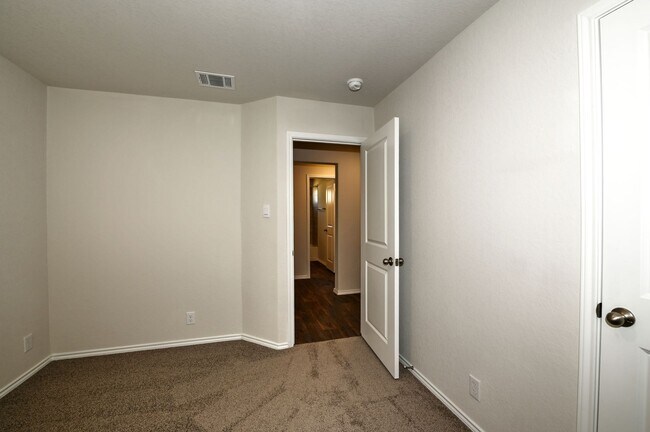 Building Photo - ONE STORY  |  3 BEDROOM  |  2 BATH  |  YAR...