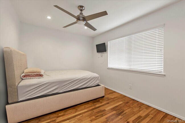 Building Photo - 8 Branding Iron Ln