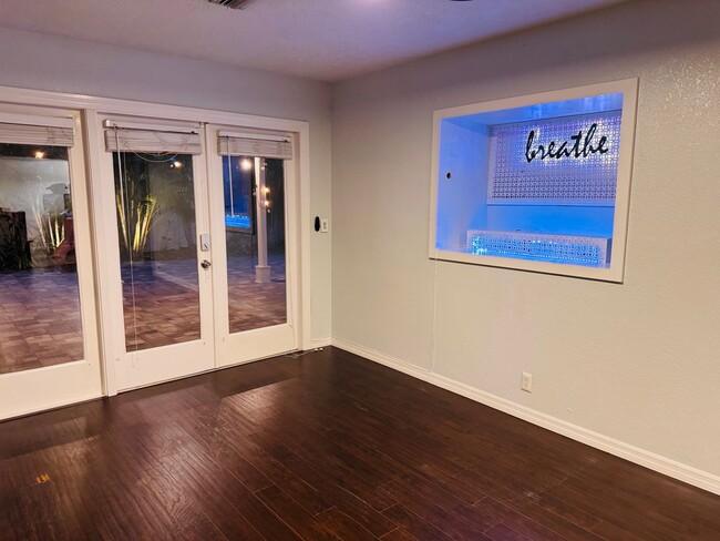Building Photo - Elegant and Updated 3/2 Pool Home just min...