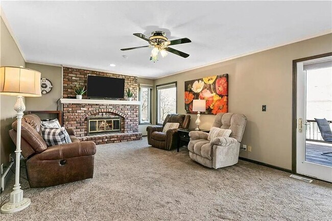 Building Photo - Huge Home in Raintree Lake!!!