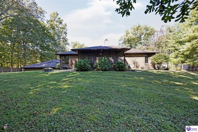 Building Photo - 306 Forest Trce