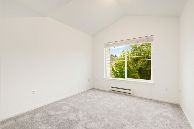 Building Photo - Spacious 3BD 2BA Top Floor Condominium wit...