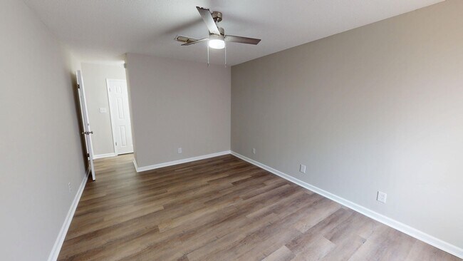 Building Photo - Updated 3/2 with Granite Counters and Stai...