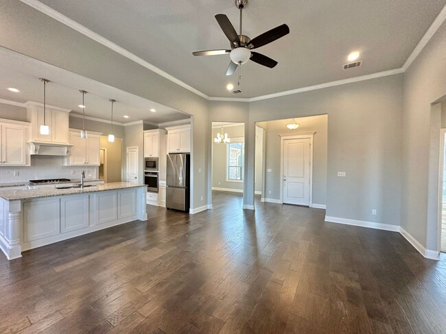 Building Photo - Available Now! Stunning 3 Bed 2 Bath in So...