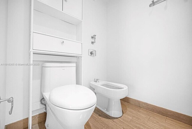 Building Photo - 1915 Brickell Ave