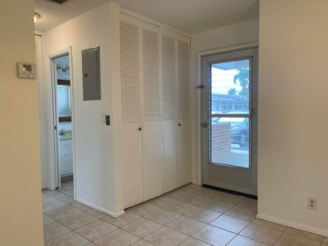 Building Photo - 2731 Emory Dr W