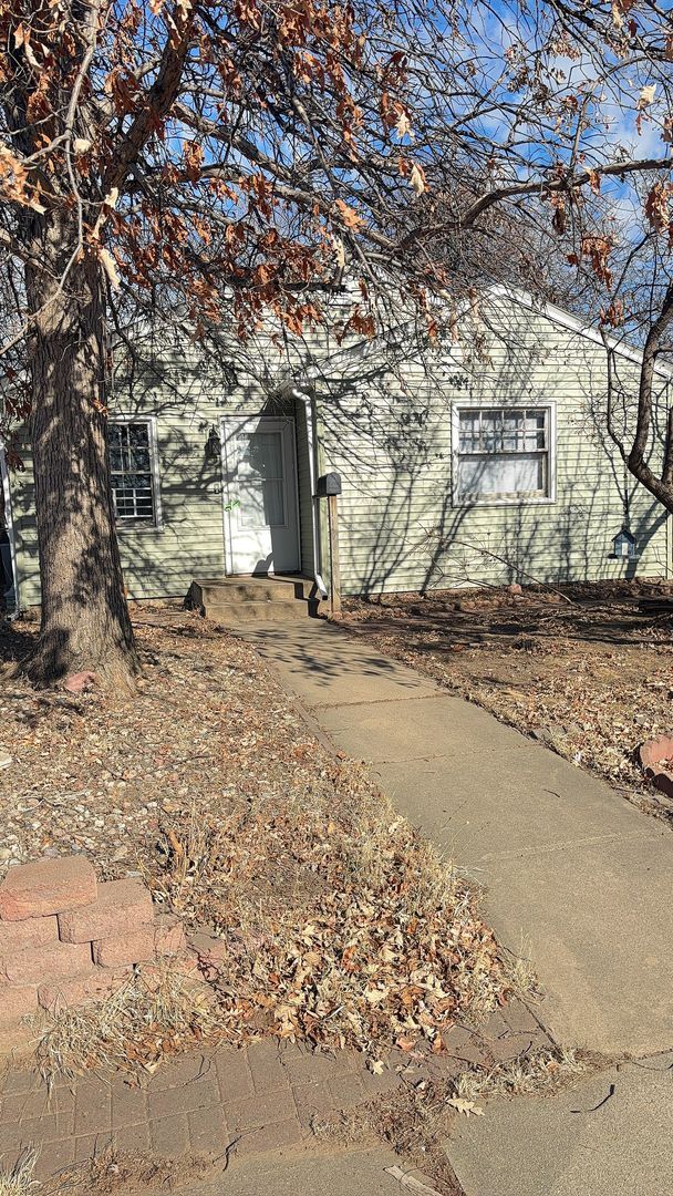 Building Photo - For Rent: Cozy 2 Bedroom, 1 Bath Home with a Beautiful Backyard