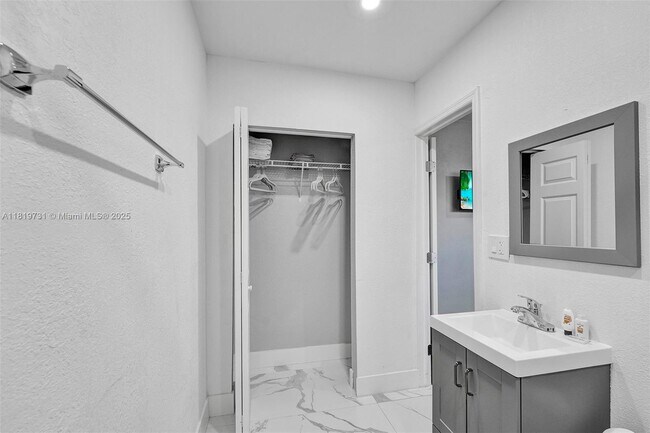 Building Photo - 1324 NE 151st St