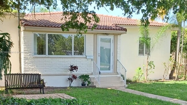Primary Photo - 1241 Wren Ave