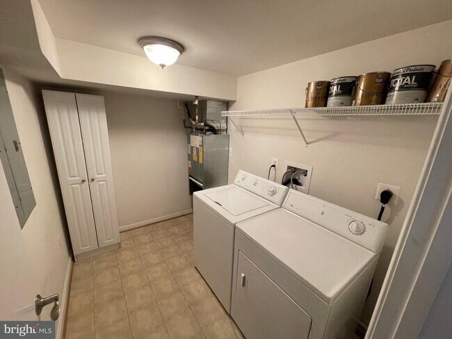 Building Photo - 1421 N Van Dorn St