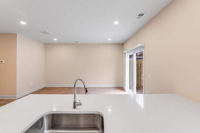 Building Photo - 645 Brookwood St