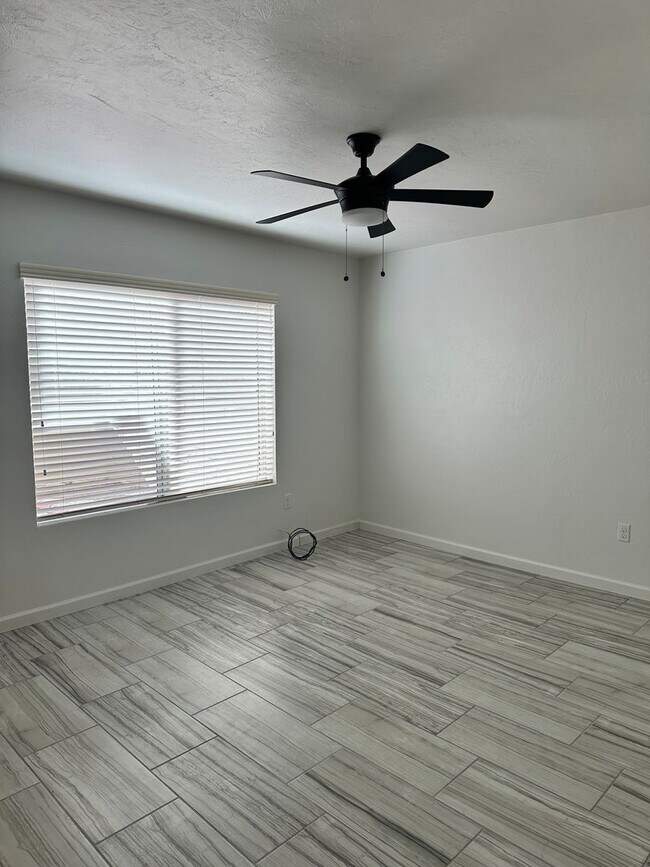 Building Photo - Townhome in Desirable Sunrise Presidio