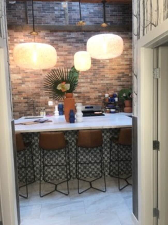 Building Photo - Gorgeous Upstairs unit with downtown view ...