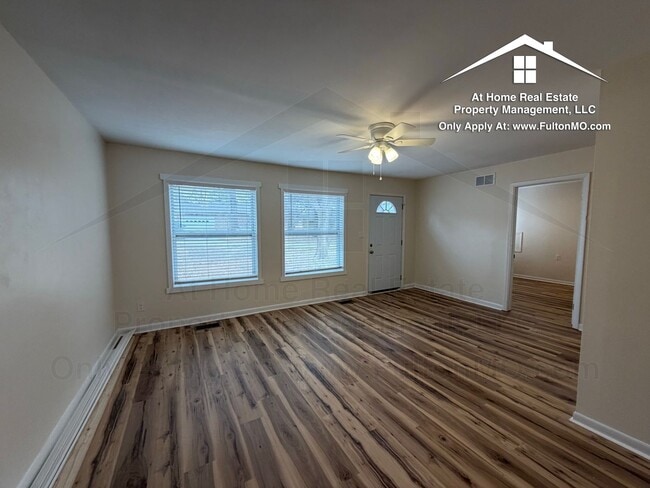 Building Photo - 703 W 7th St