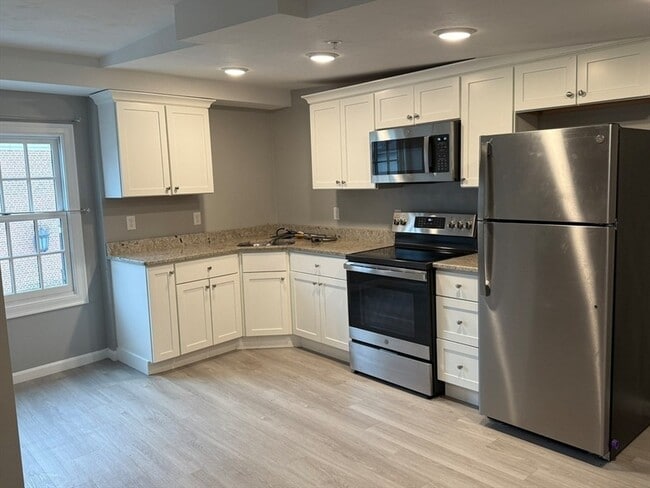 Building Photo - 10 Leyden St