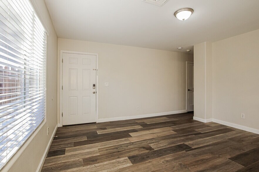 Building Photo - 2902 W Irma Ln