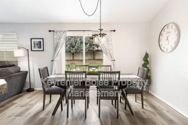 Building Photo - 879 N Traquair Pl