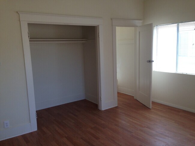 Building Photo - 1019 N Serrano Ave