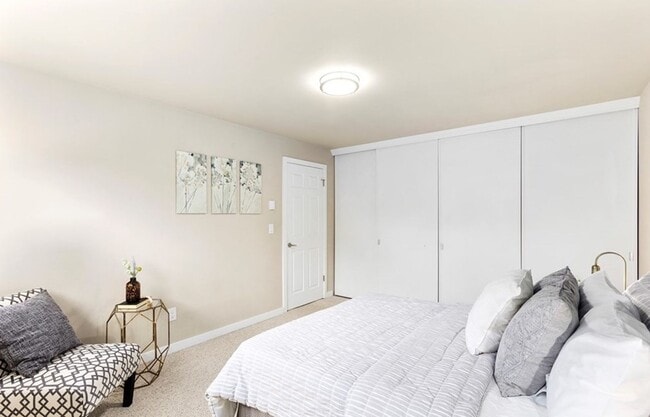 Building Photo - 3 Bed, 1.5 Bath, Remodeled Townhome is Ava...