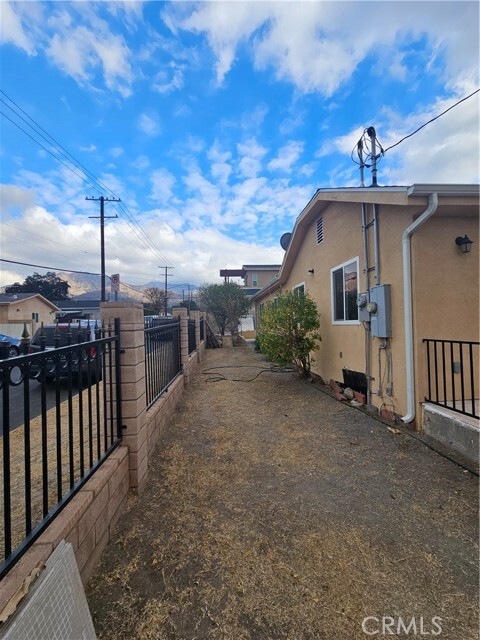 Building Photo - 10558 Langmuir Ave