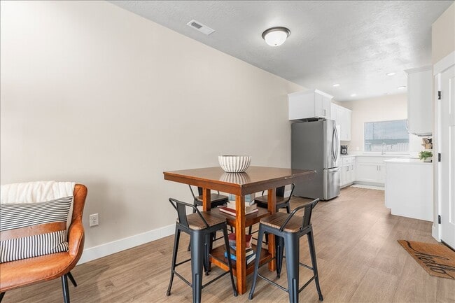 Building Photo - 475 175