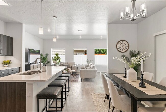 Building Photo - Boise 3 Bed 2.5 Bath 2 Car Garage Townhome AVAILABLE NOW!  $500 RENT CREDIT AT MOVE IN!